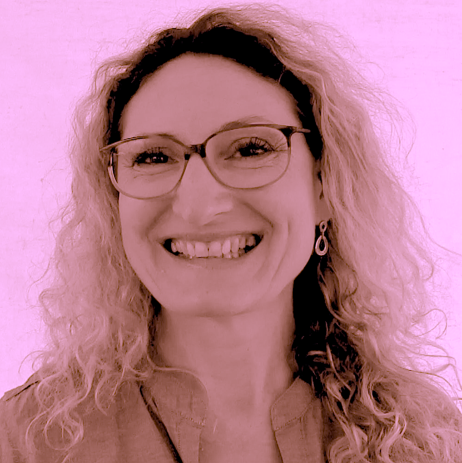 Estelle Cordo enseigne le yoga ses élèves de la maternelle